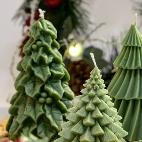 BOUGIE SAPIN VERT NEIGEUX  BOIS DE SANTAL ET AMBRE