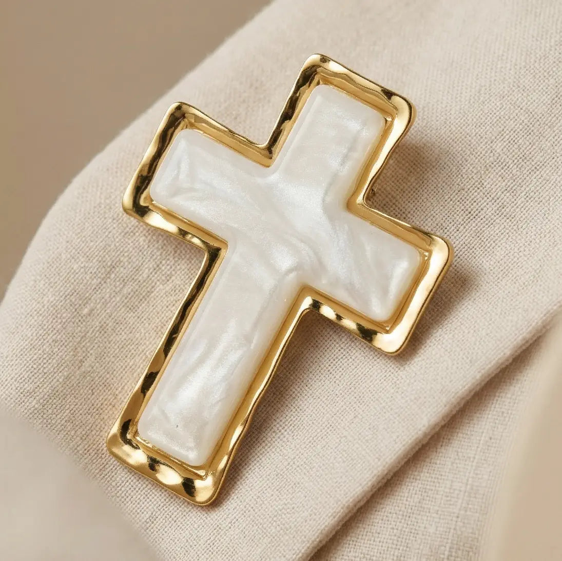 Broche résine - Croix