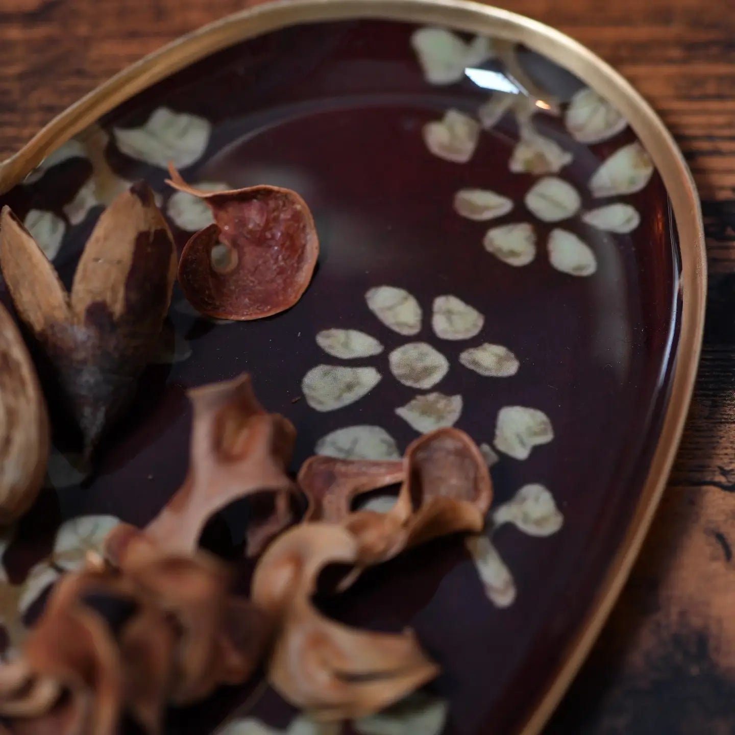 PLATEAU COEUR METAL EMAILLE ACAJOU 15X15  BORDURE DOREE