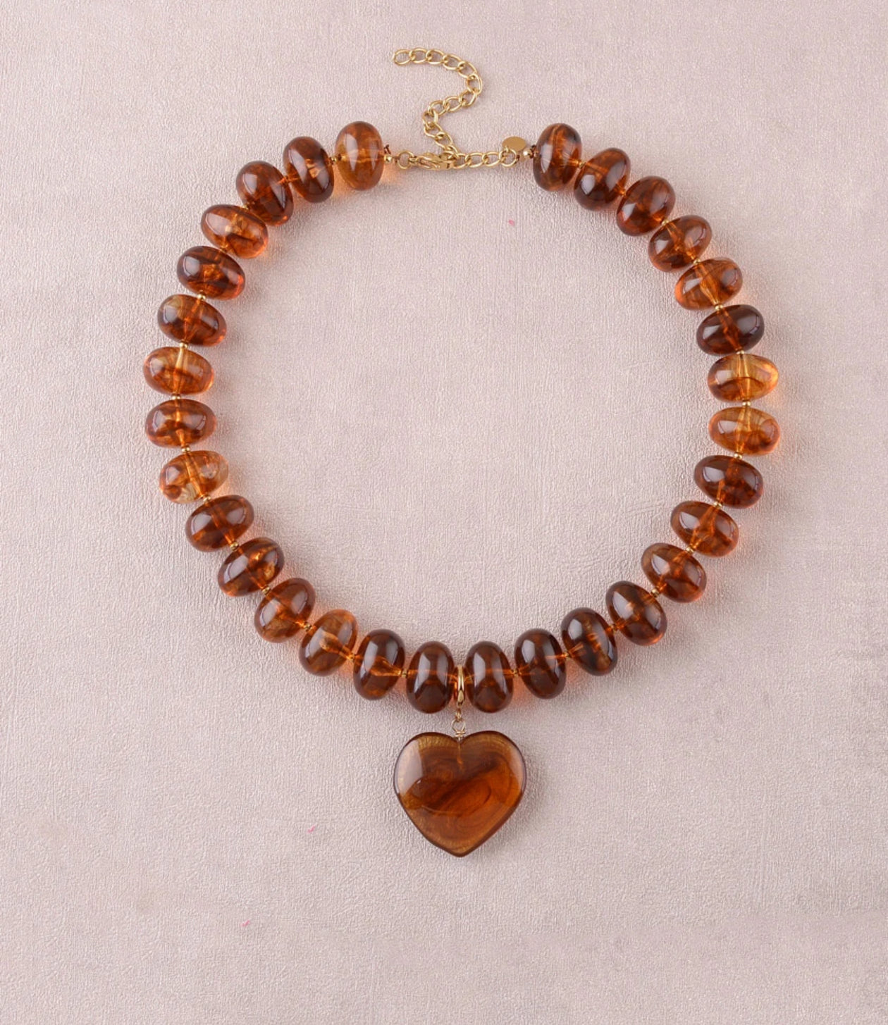 COLLIER PERLE RESINE COEUR AMBRE