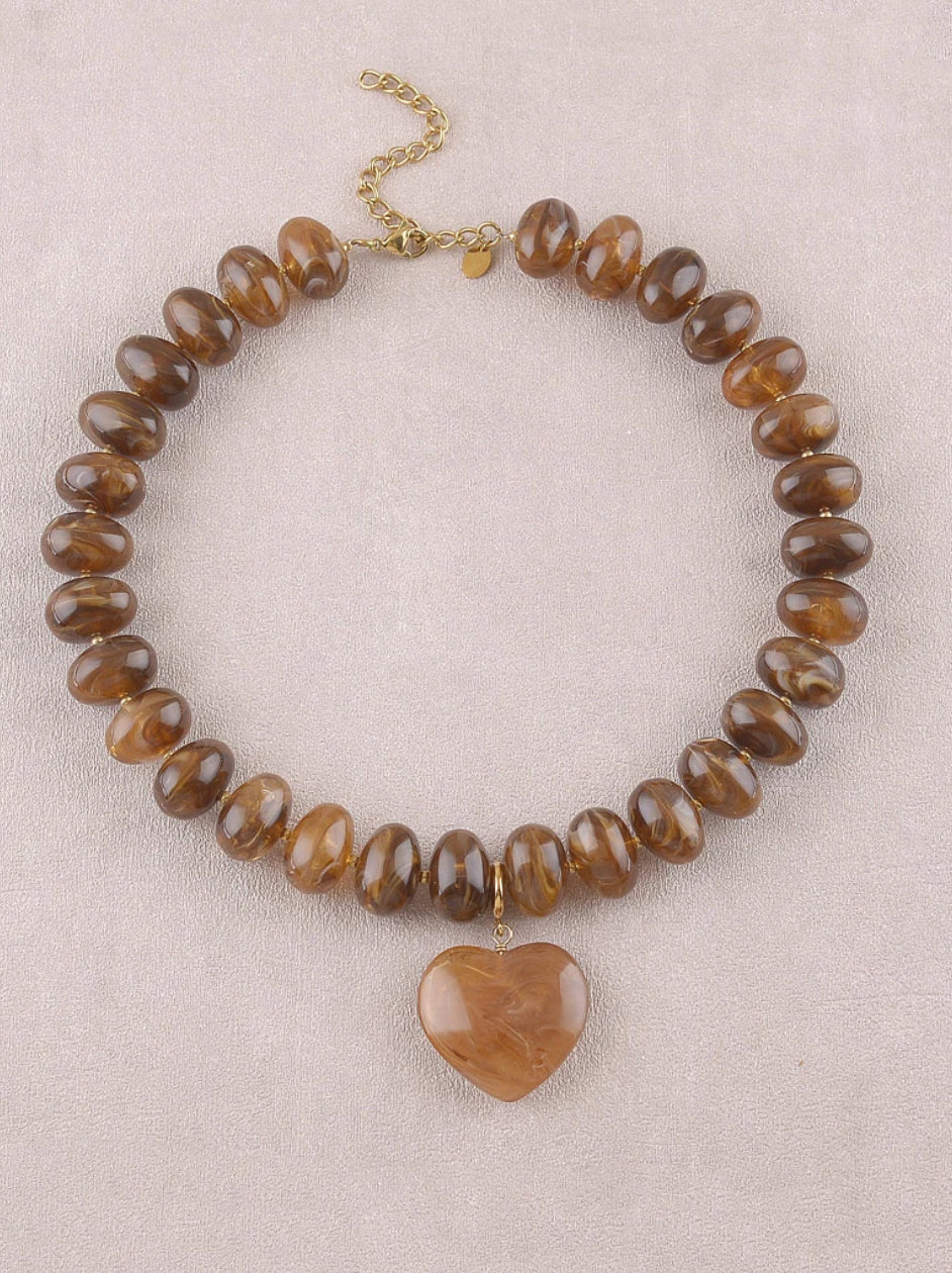 COLLIER PERLE RESINE COEUR MARRON