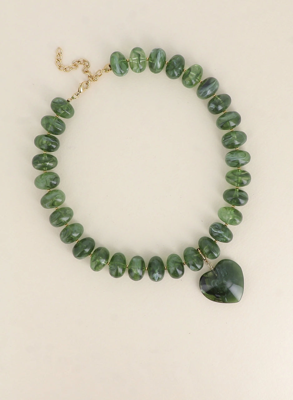 COLLIER PERLE RESINE COEUR VERT