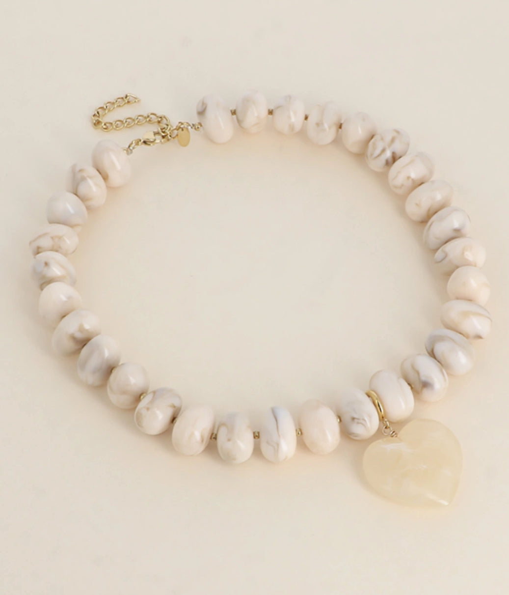 COLLIER PERLE RESINE COEUR ECRU