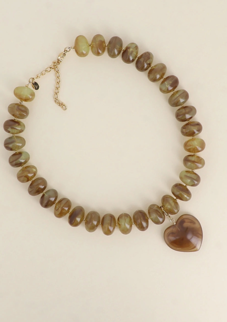 COLLIER PERLE RESINE COEUR KAKI CLAIR