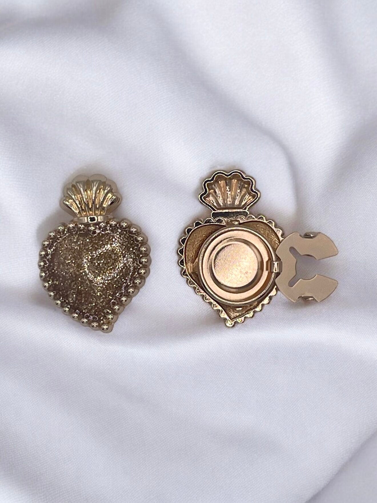 BIJOU DE BOUTON EXVOTO DOREE PAILLETE