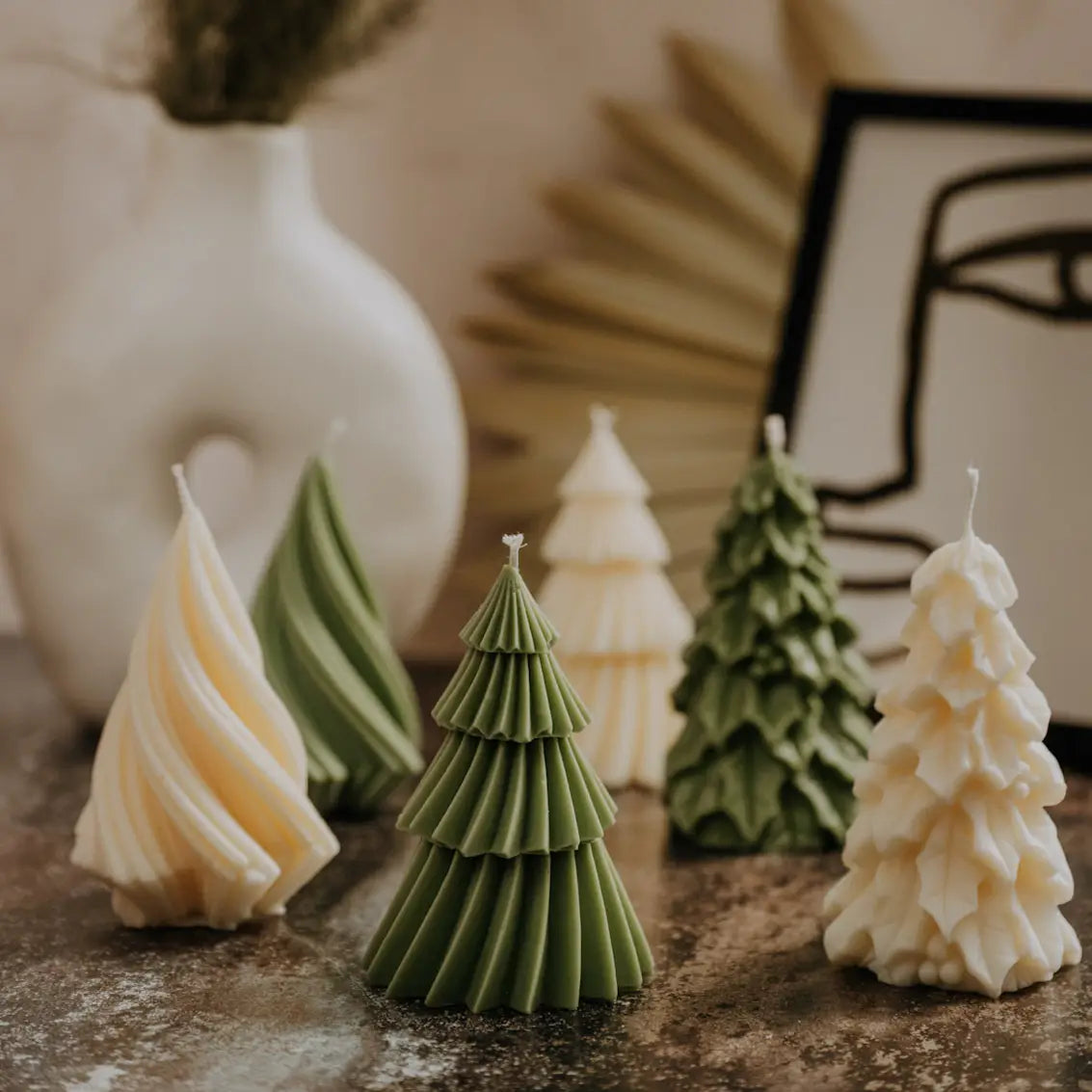 BOUGIE PETIT SAPIN CREME   BOIS DE SANTAL ET AMBRE