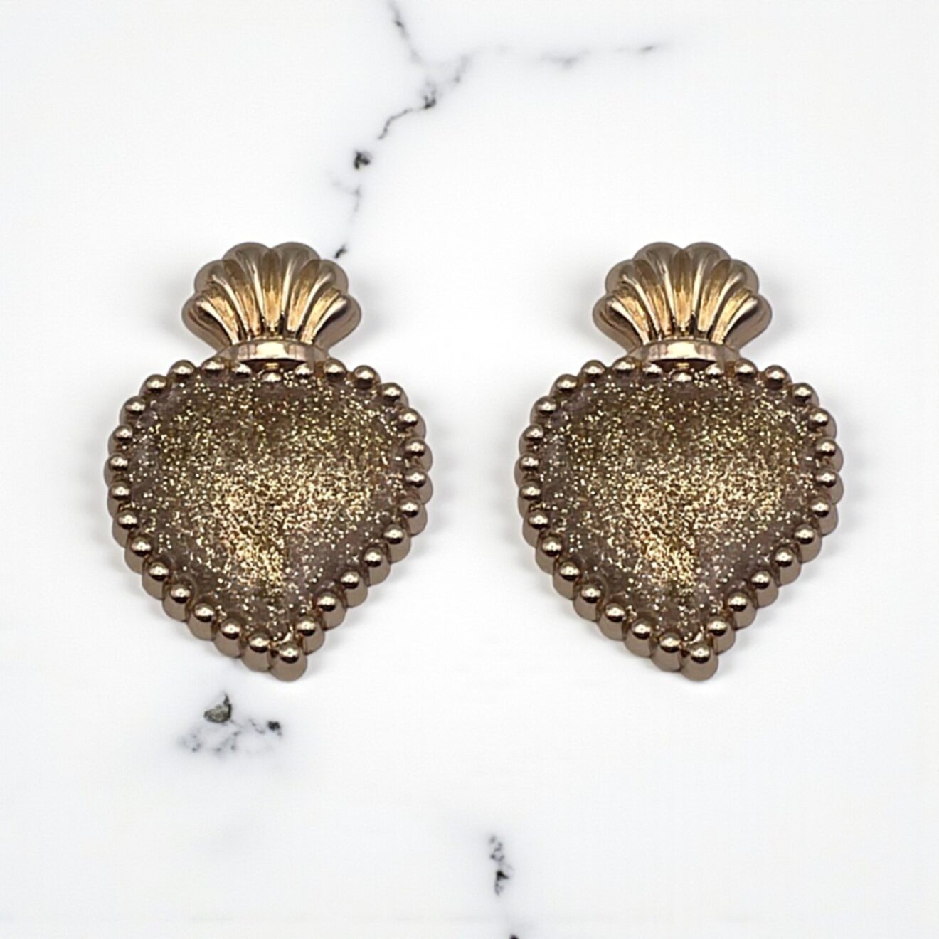 BIJOU DE BOUTON EXVOTO DOREE PAILLETE