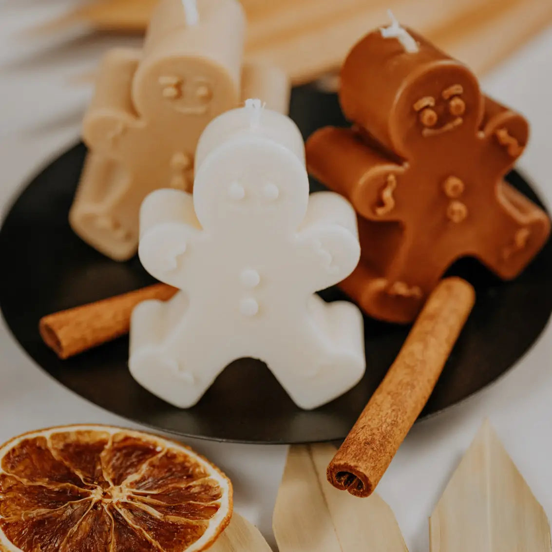 BOUGIE GINGERBREAD MAN CREME  BISCUIT AU PAIN DEPICE