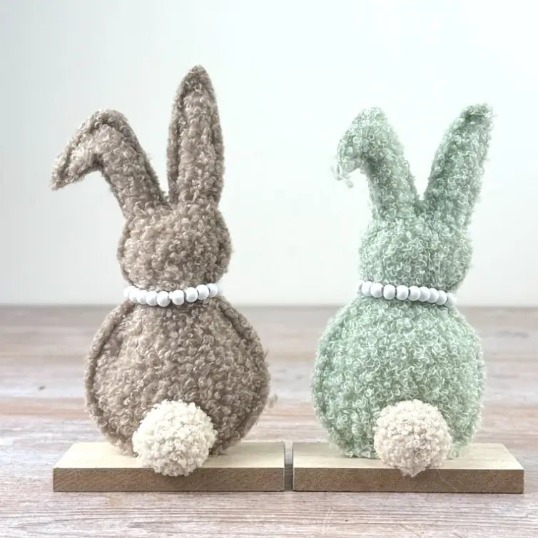 Lapin vert sur base en bois