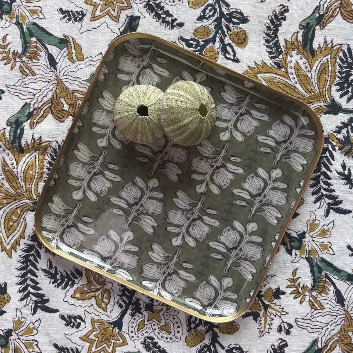 PLATEAU METAL EMAILLE ALHAMBRA OLIVE 16X16 BORDURE DOREE